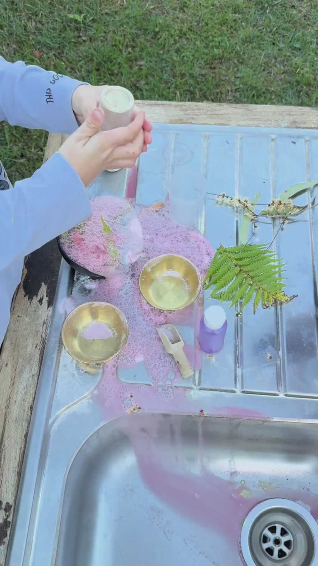 Video of the Ultimate Potion Kit in use, showing colourful potions being mixed and fizzing.