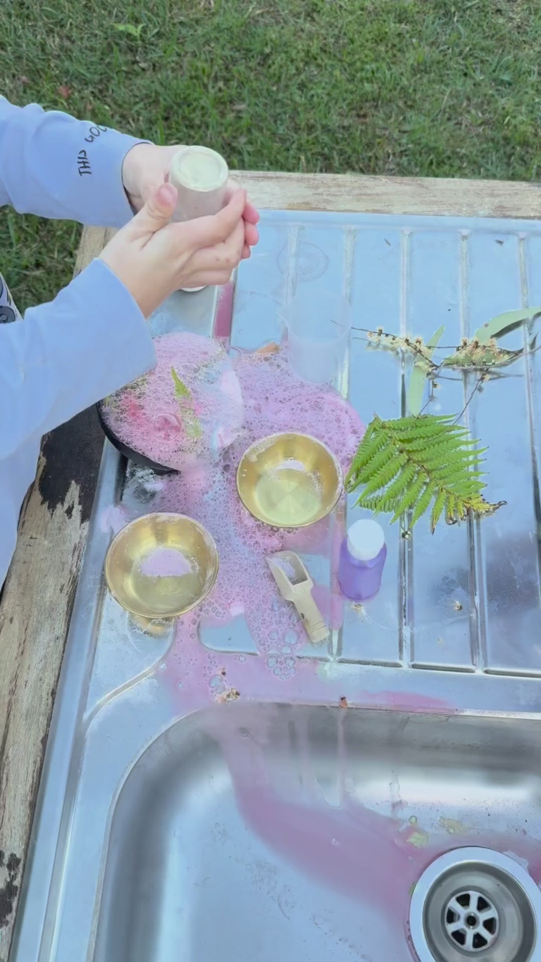 Video of the Ultimate Potion Kit in use, showing colourful potions being mixed and fizzing.